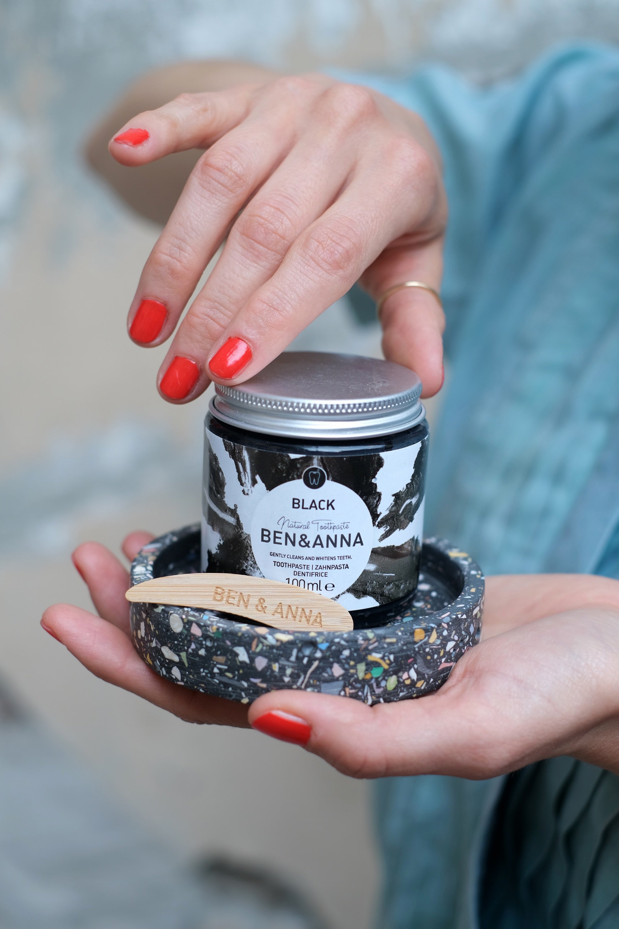 Pasta Dentifricia Black al Carbone attivo