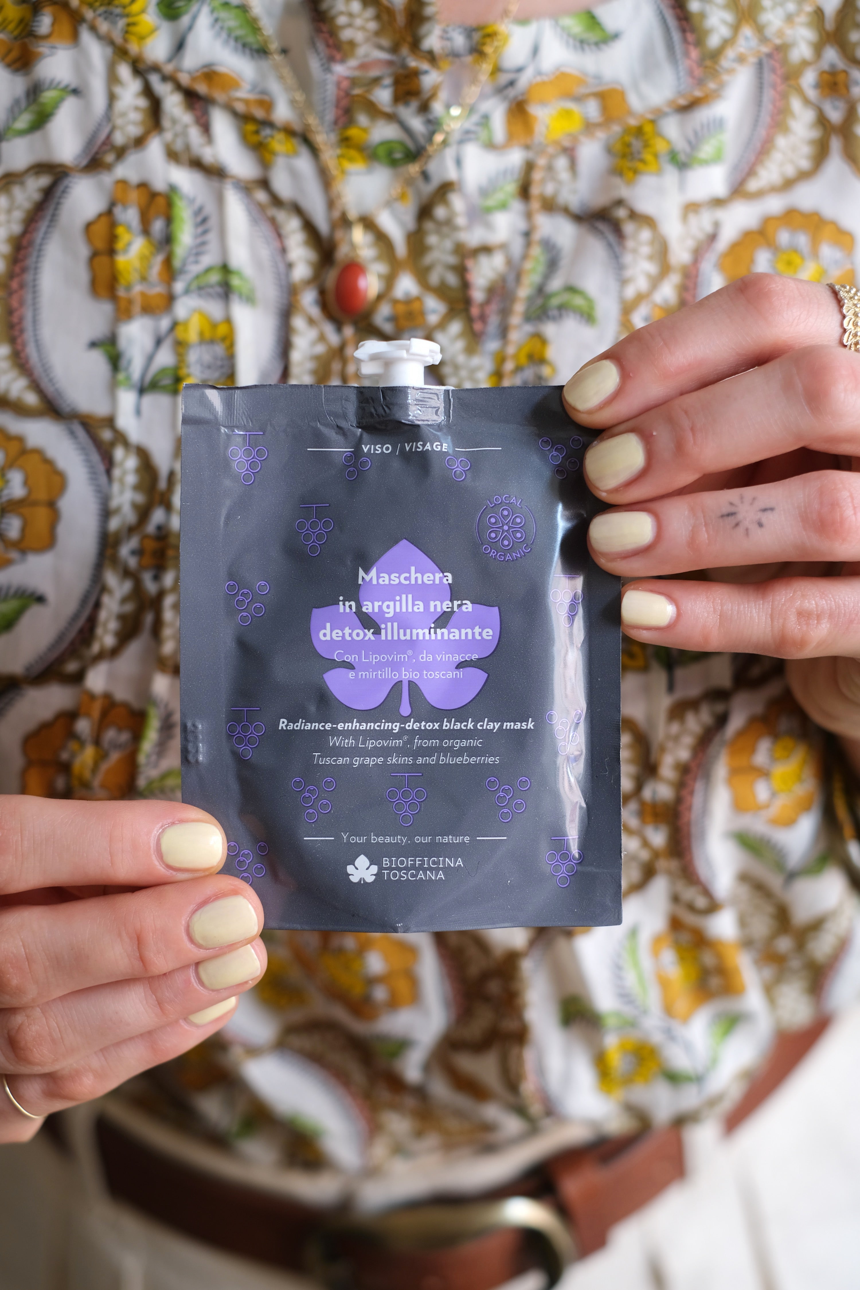 Maschera in argilla nera detox-illuminante