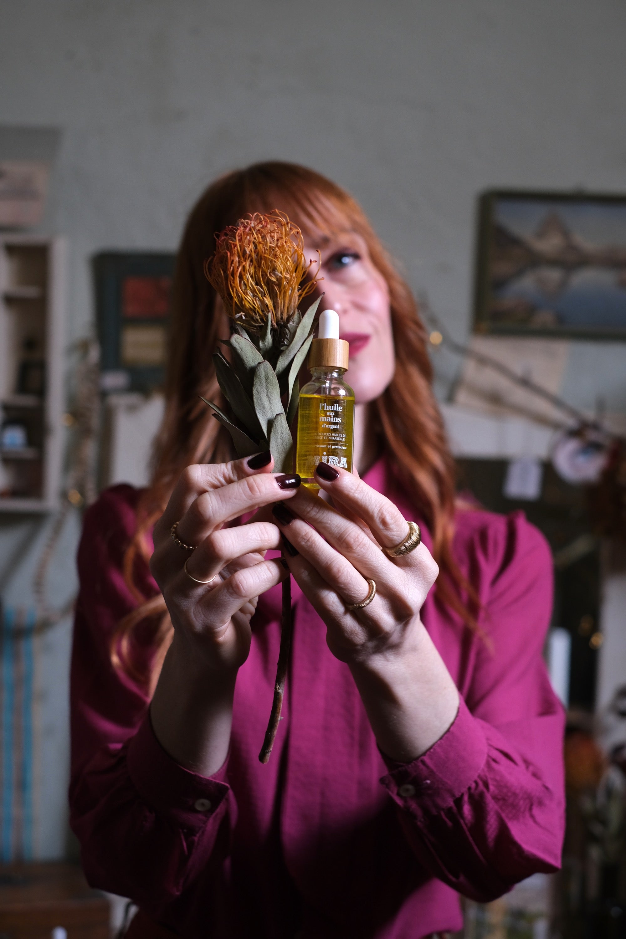 L'HUILE AUX MAINS D'ARGENT