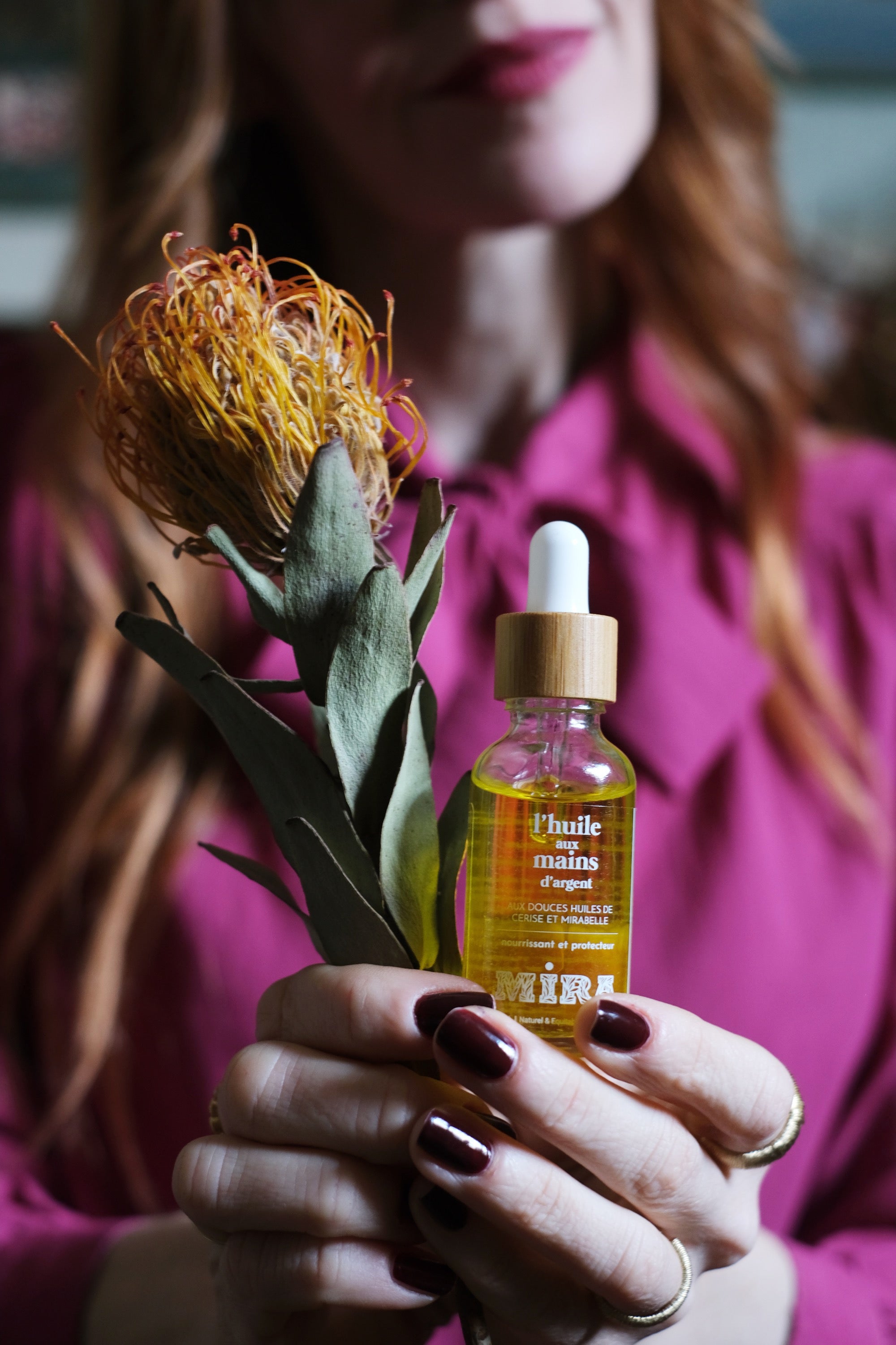 L'HUILE AUX MAINS D'ARGENT