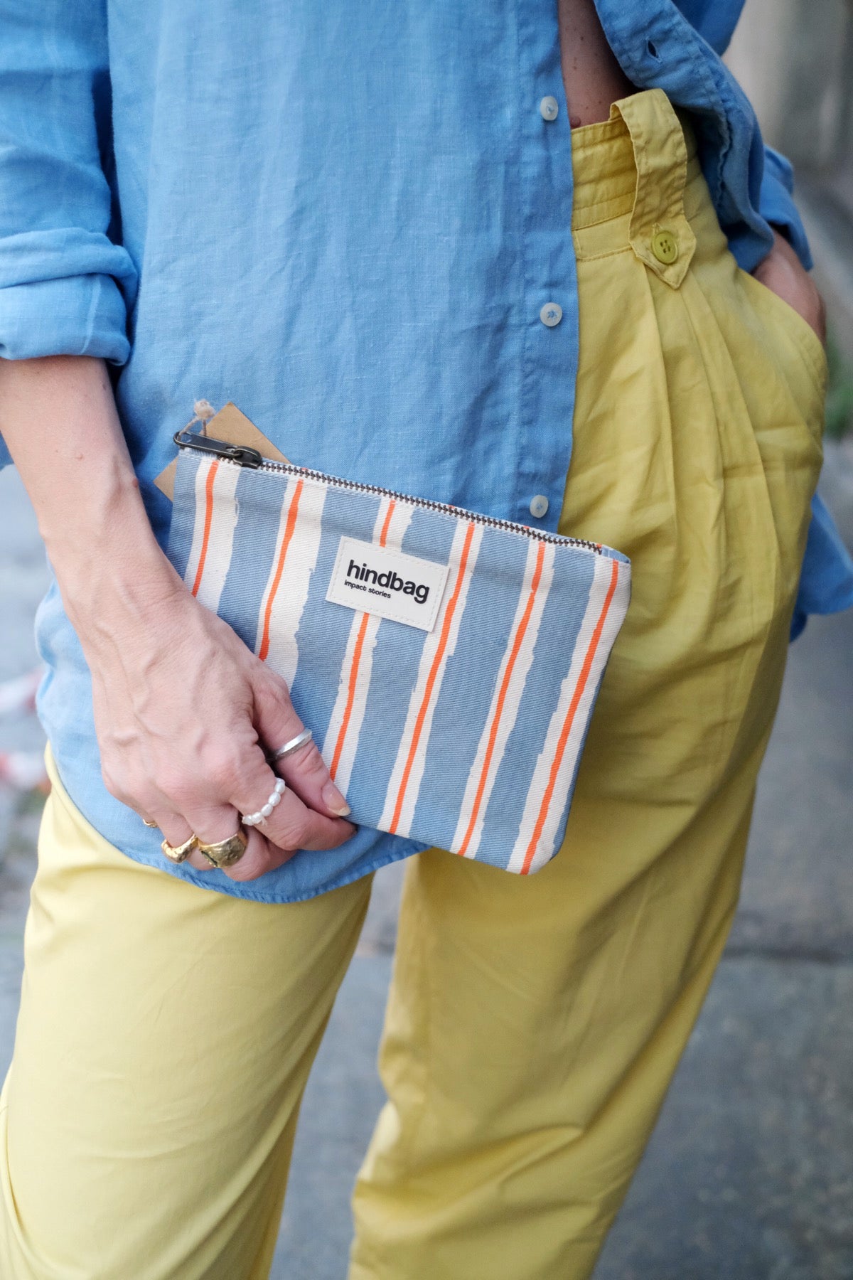 Pochette Lou a righe arancioni e blu