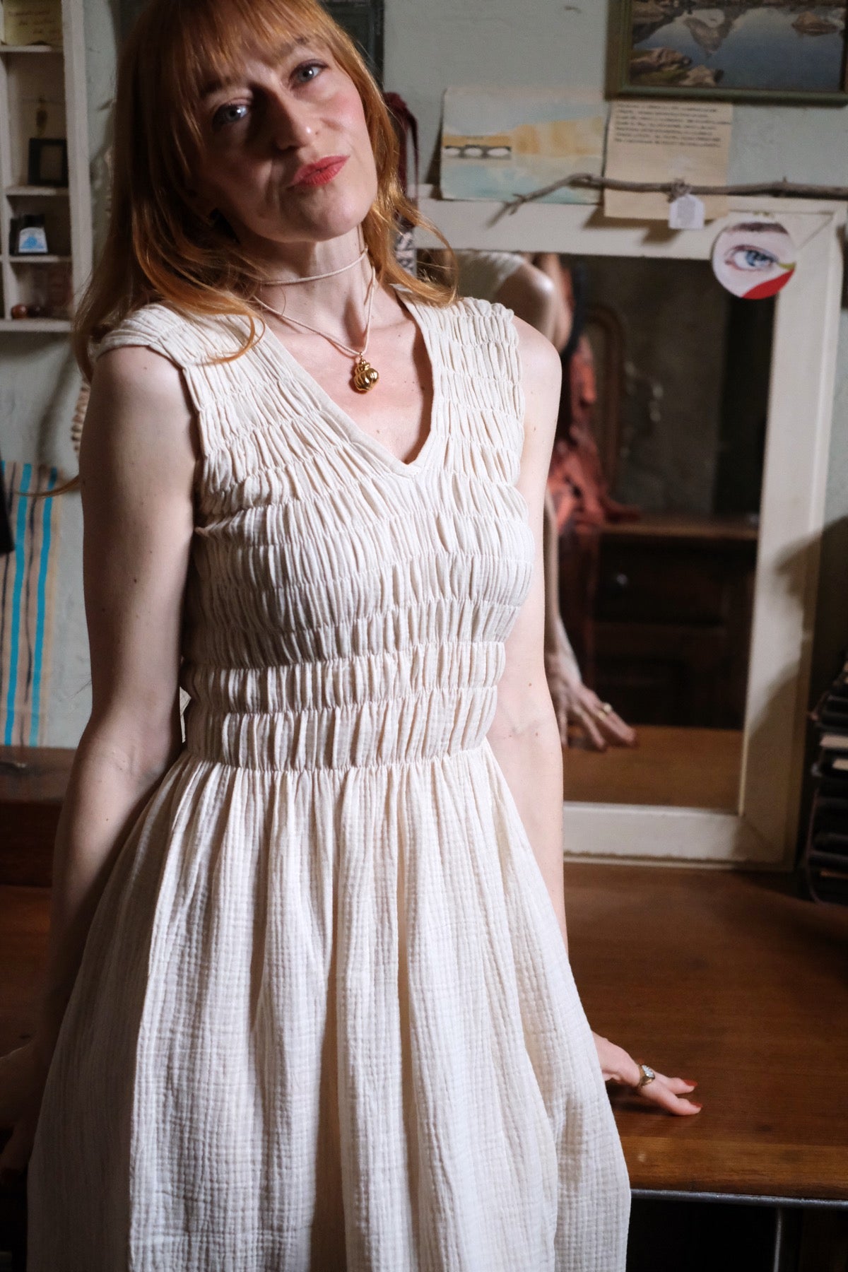 ALBAZER Abito con scollo a V arricciato in mussola di cotone biologico panna