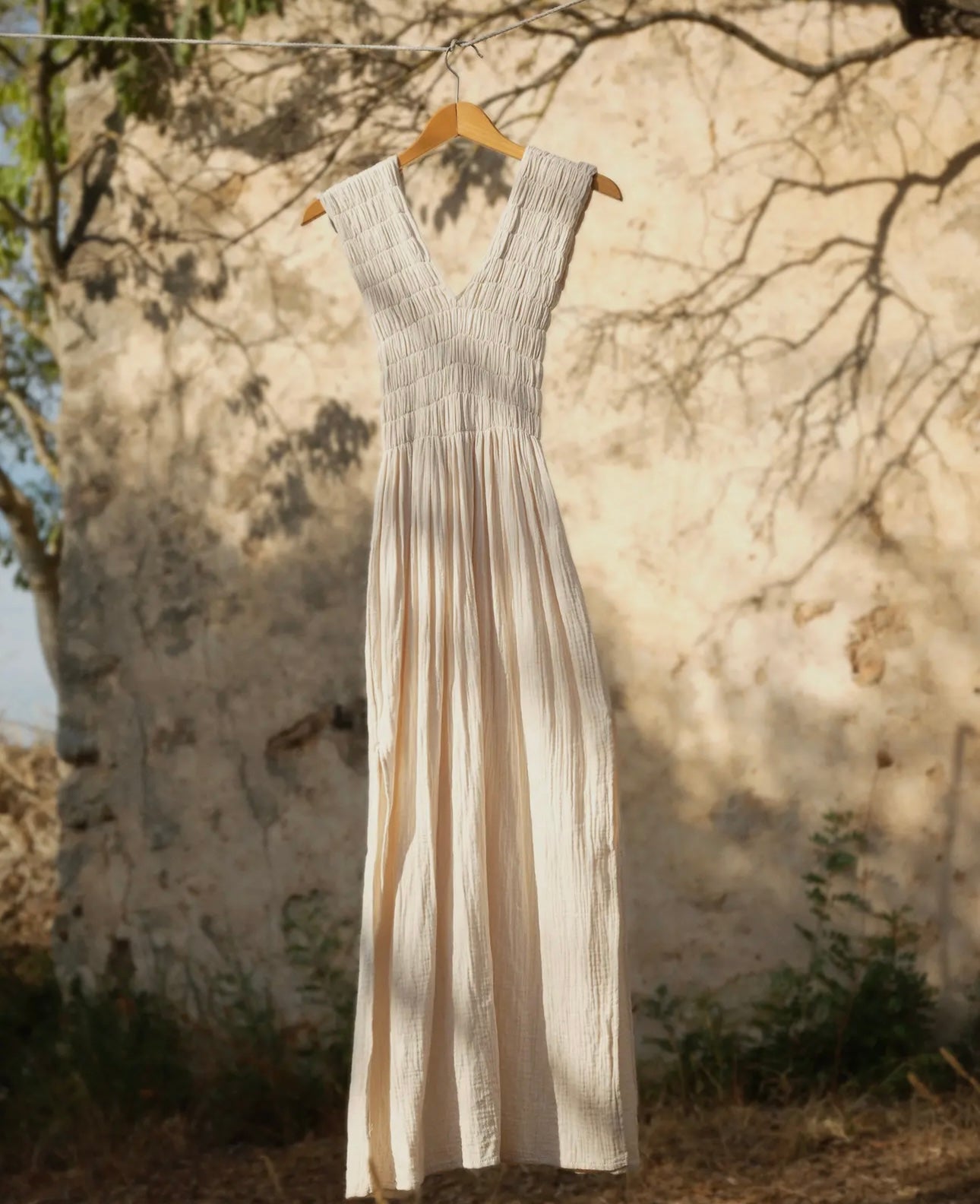 ALBAZER Abito con scollo a V arricciato in mussola di cotone biologico panna