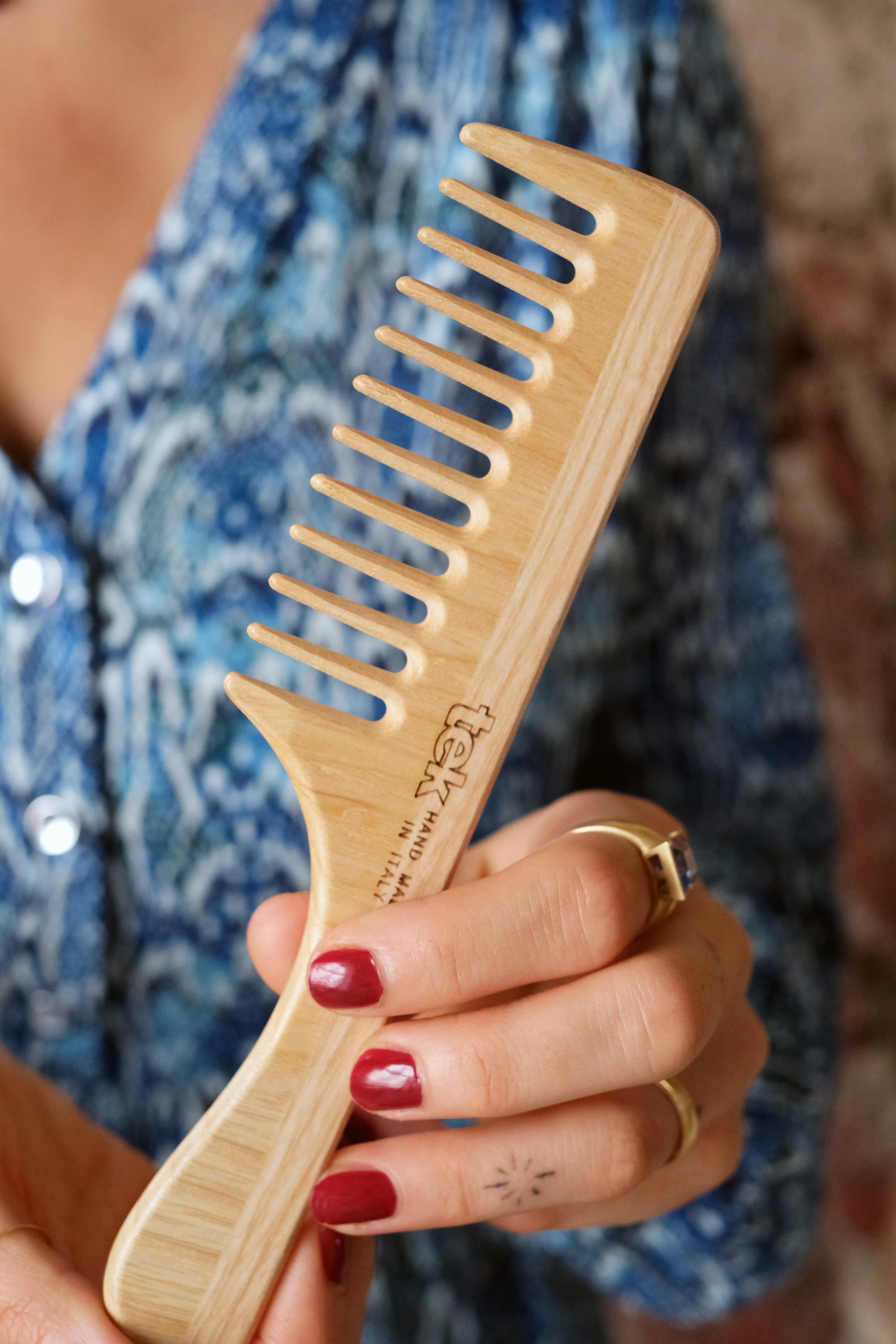 Pettine a denti radi con manico