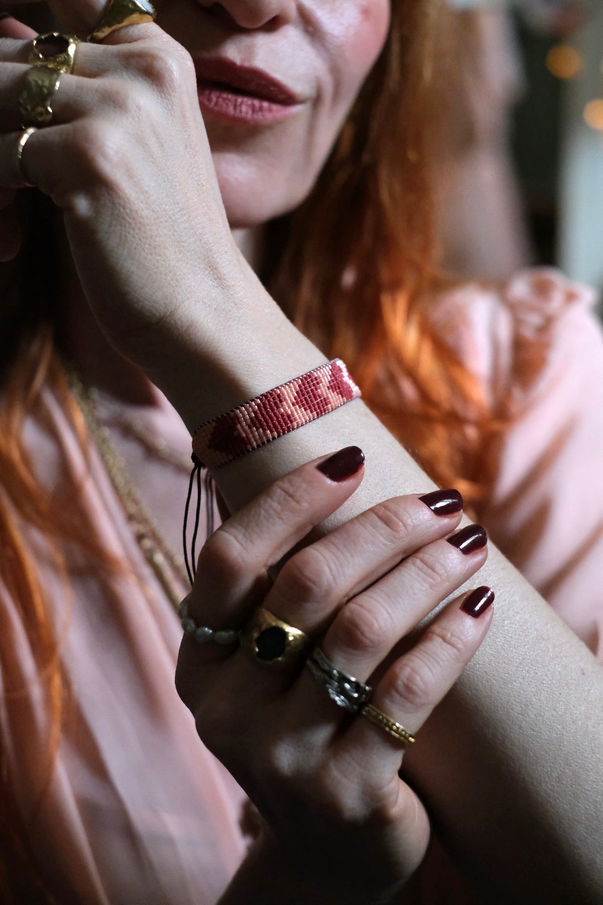 Bracciale intrecciato cuori bordeaux salmone