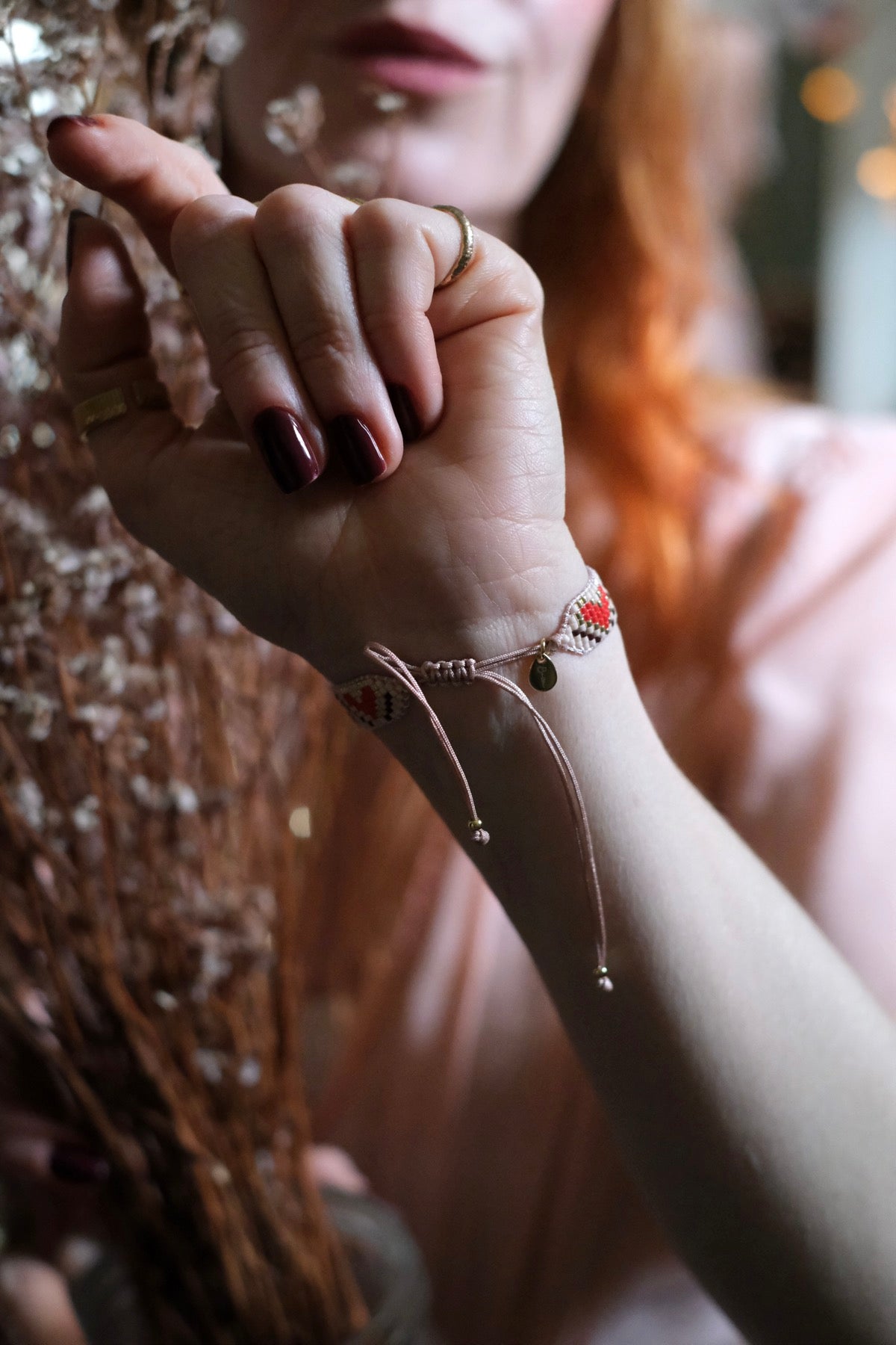 Bracciale intrecciato cuori rosso e rosa