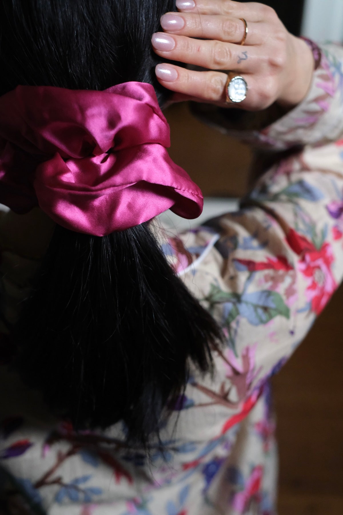 Mr Big Scrunchie in seta grande Fuchsia