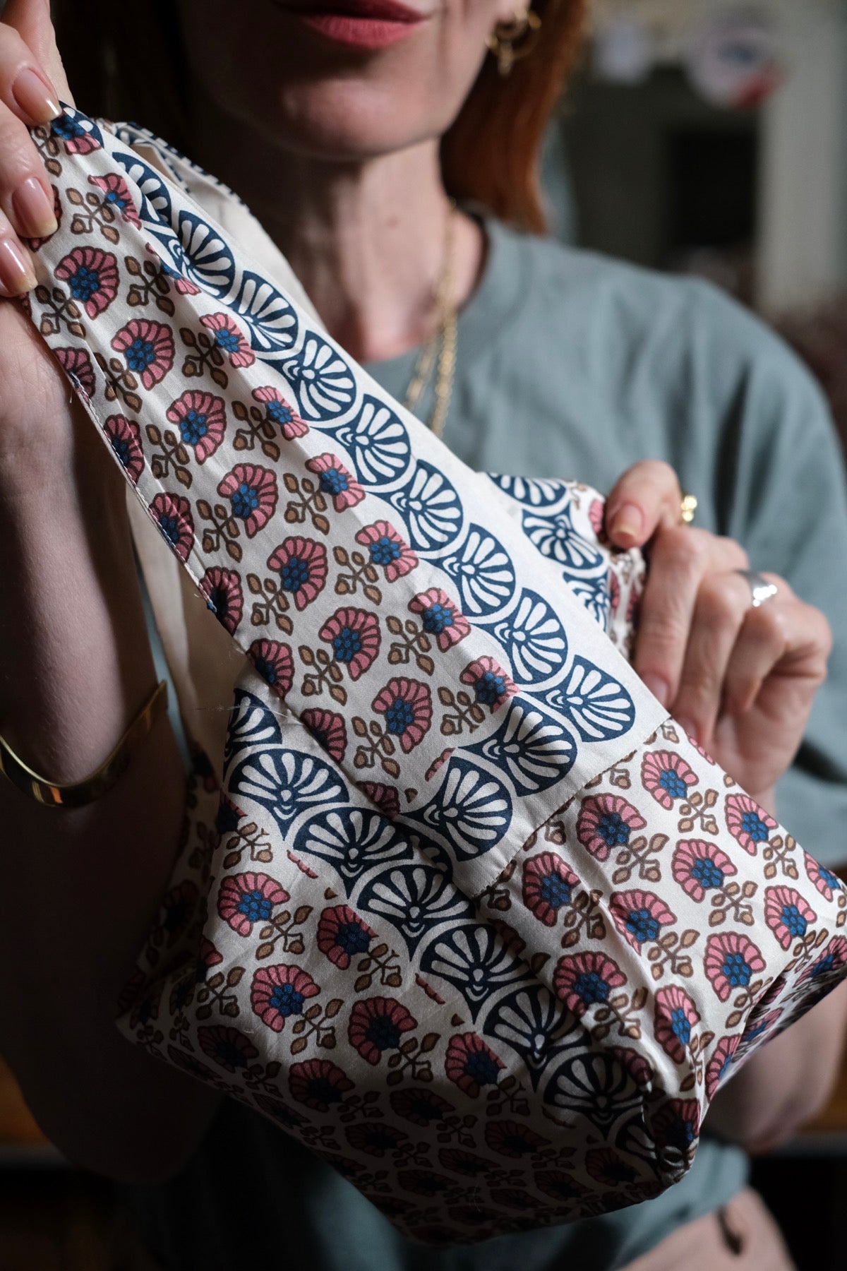 Borsa Bobby Bag in seta rosa e blu Pondicherry