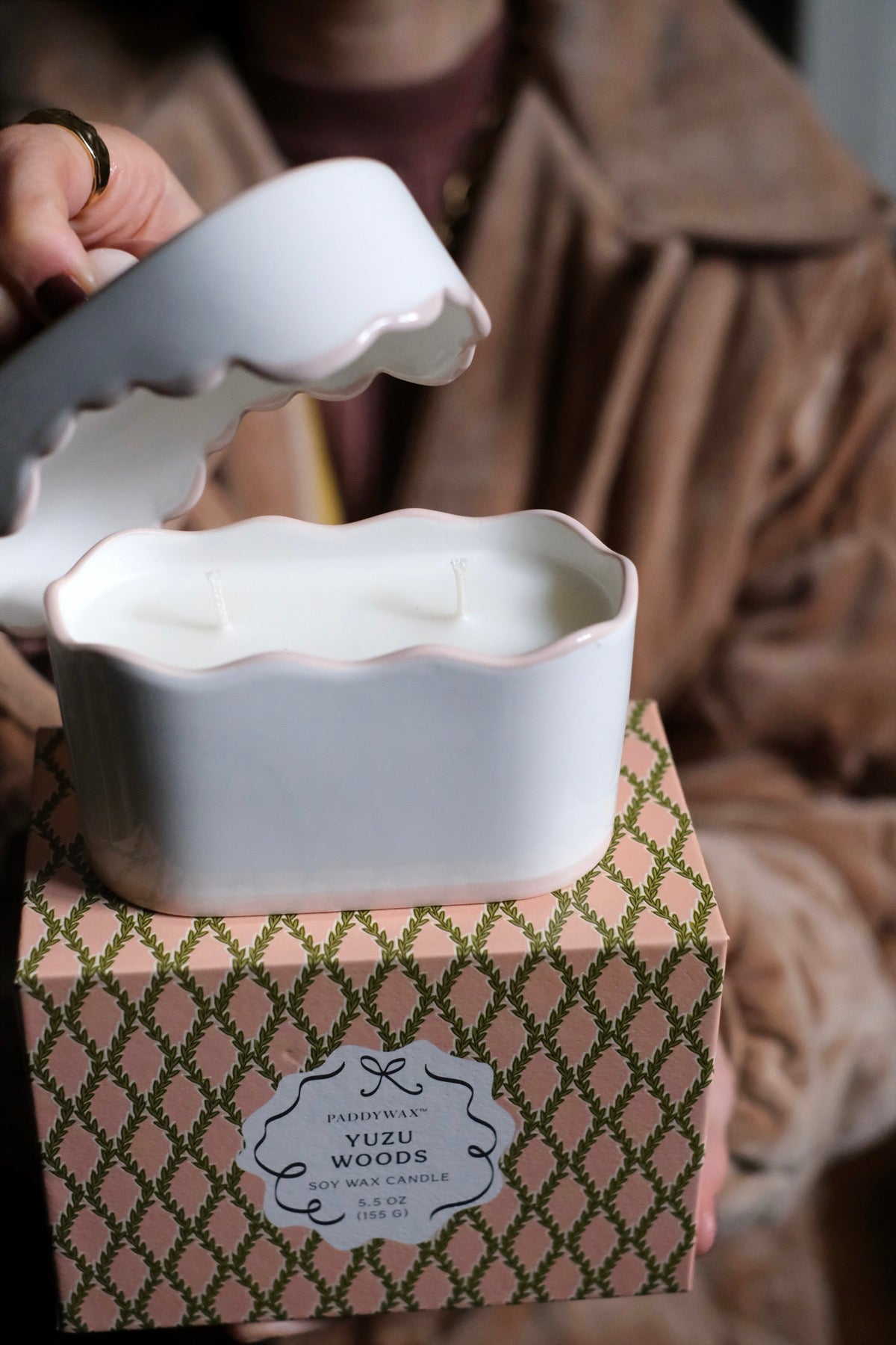 Candela in Ceramica Paddywax Cherie yuzu woods