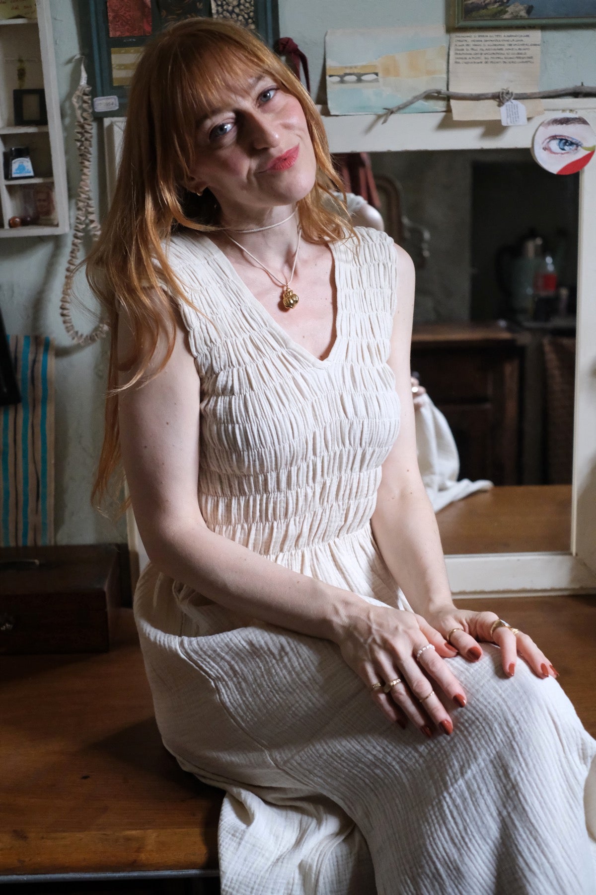 ALBAZER Abito con scollo a V arricciato in mussola di cotone biologico panna