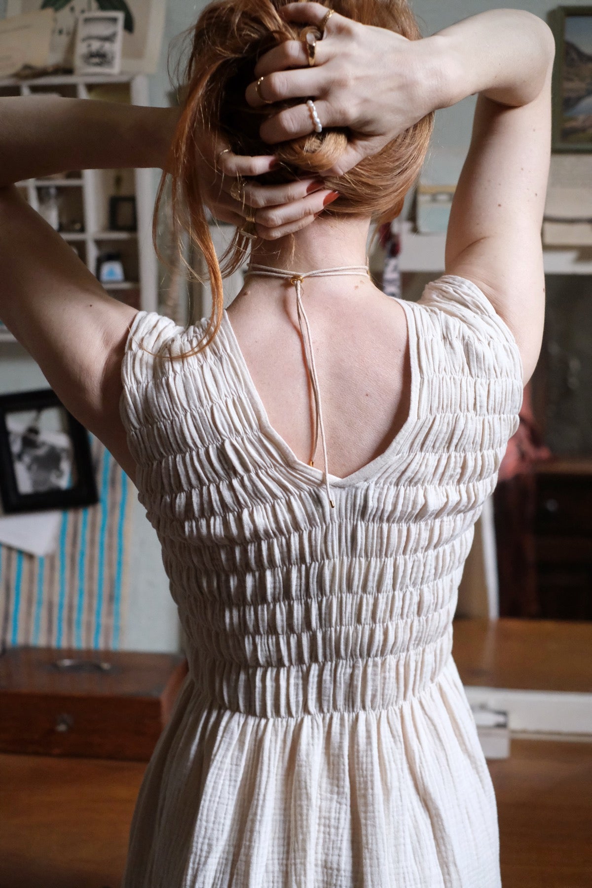 ALBAZER Abito con scollo a V arricciato in mussola di cotone biologico panna