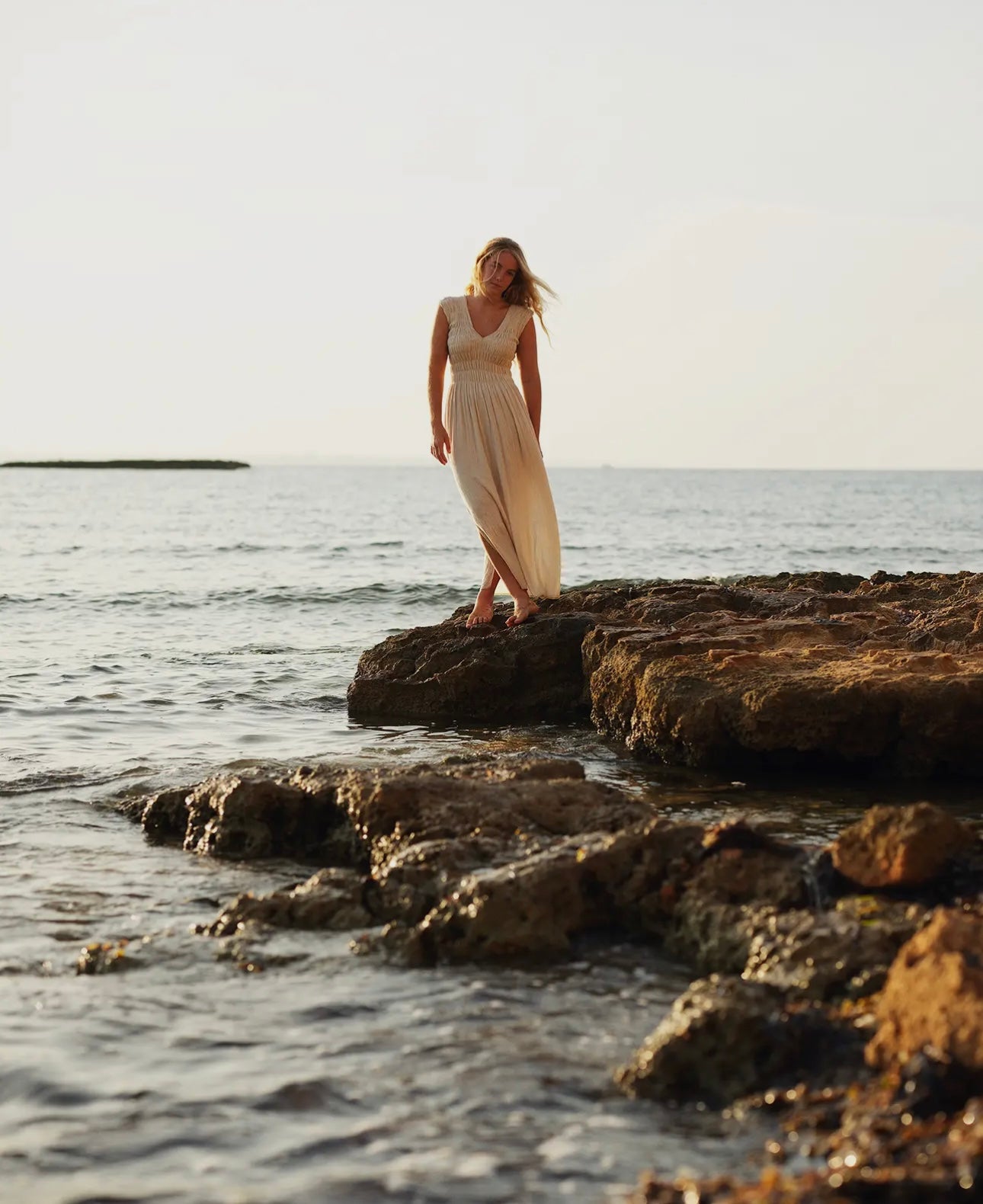 ALBAZER Abito con scollo a V arricciato in mussola di cotone biologico panna
