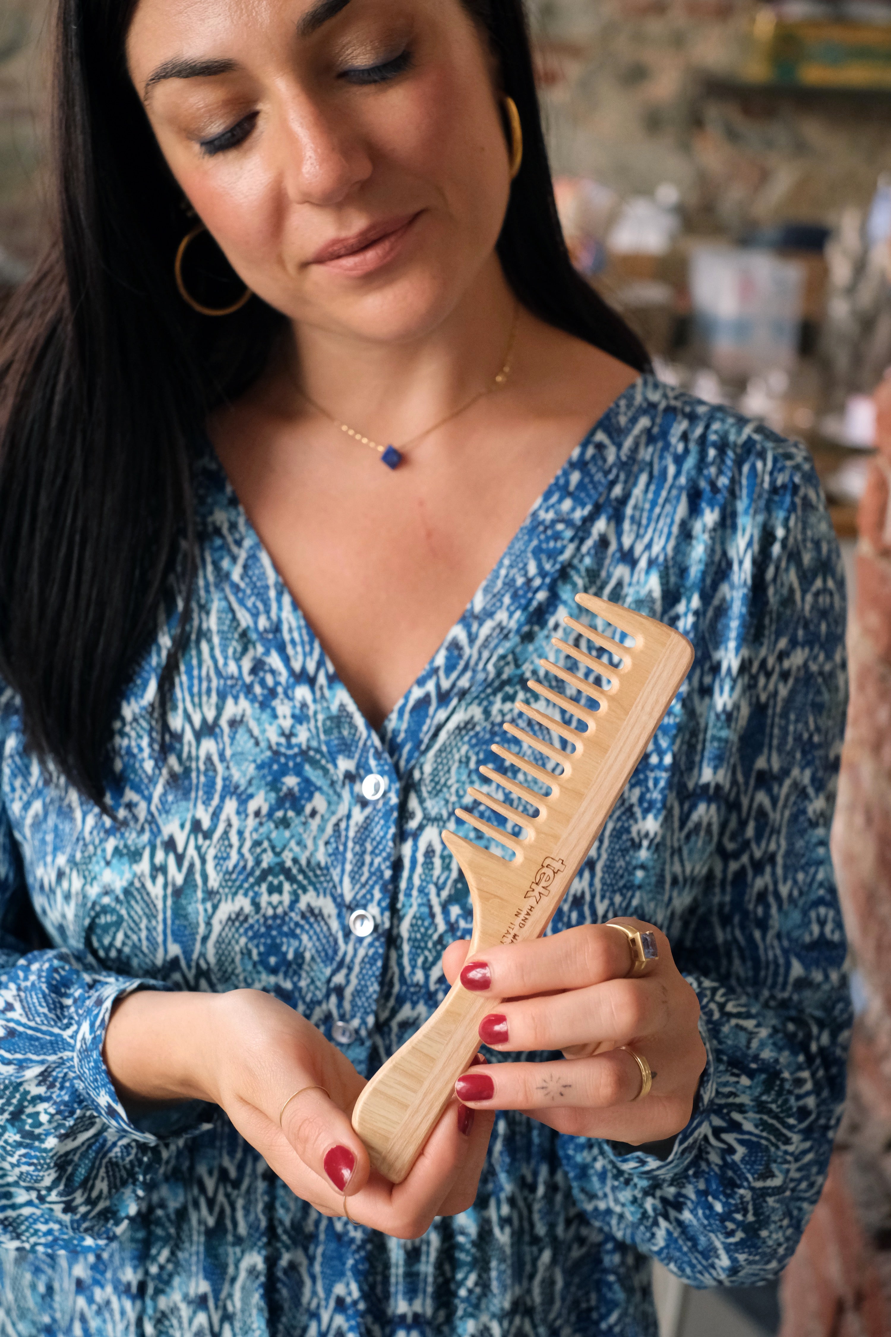 Pettine a denti radi con manico